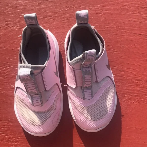 Light pink & white Nike 8c toddlers sneakers - Picture 1 of 6